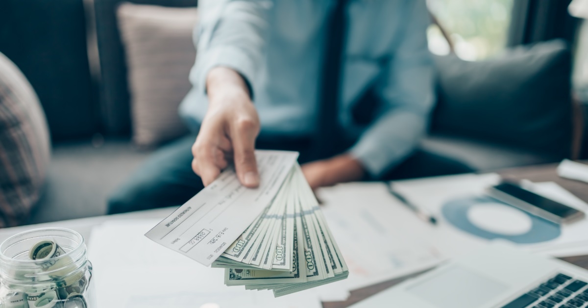 agent giving money to client