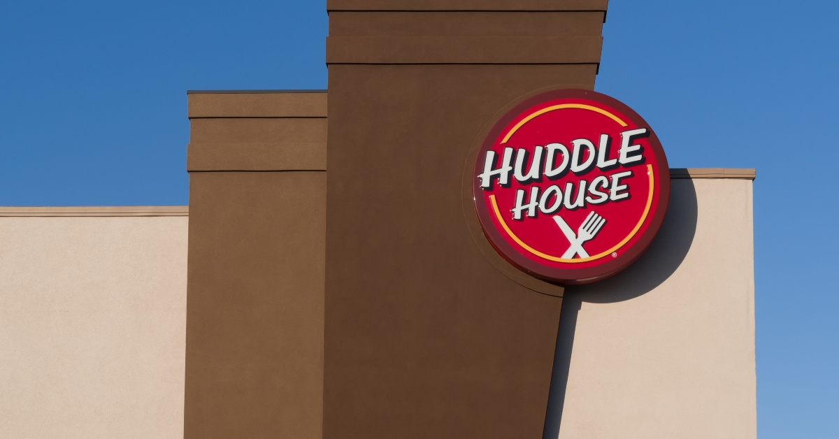 huddle house restaurant exterior