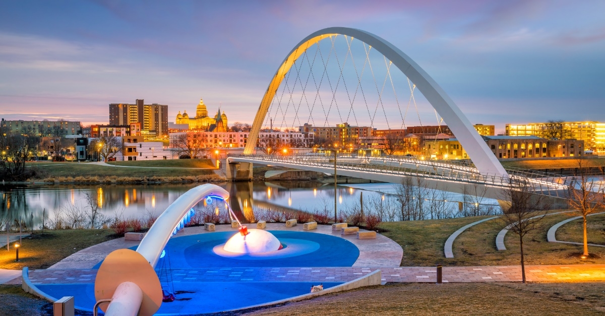 des moines Iowa skyline in usa