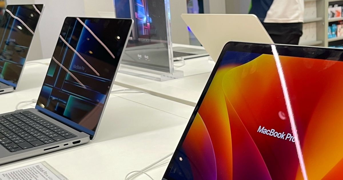 Macbook Pro laptops in shopping mall