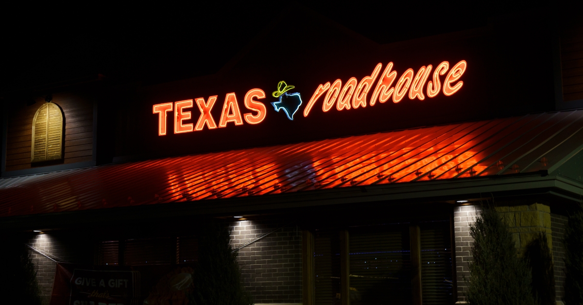 texas roadhouse restaurant exterior