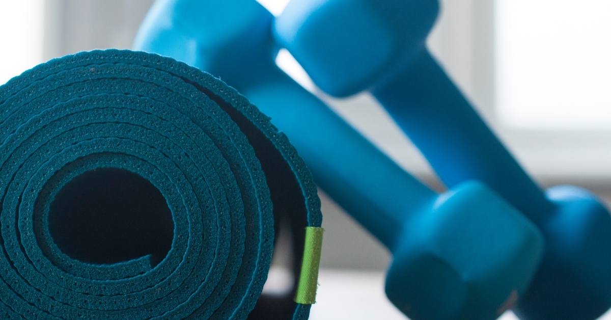 dumbbells with yoga mat