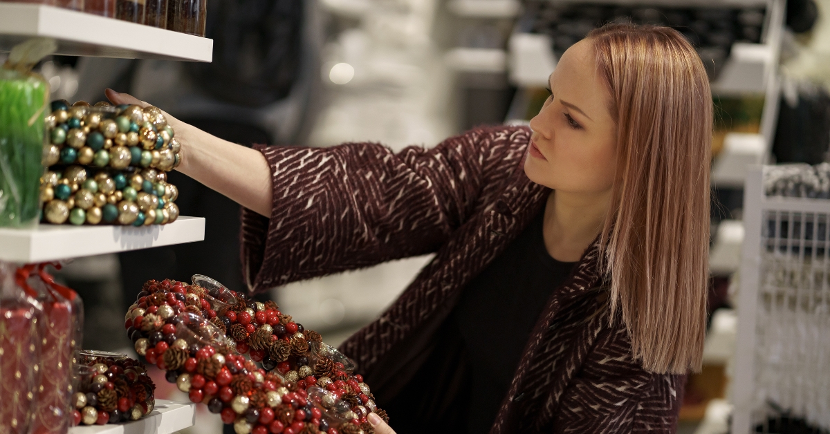 choosing and buying christmas ornaments