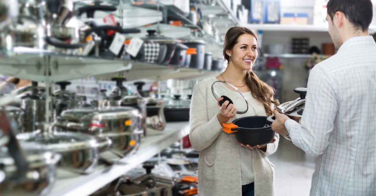 couple chooses pans in shop