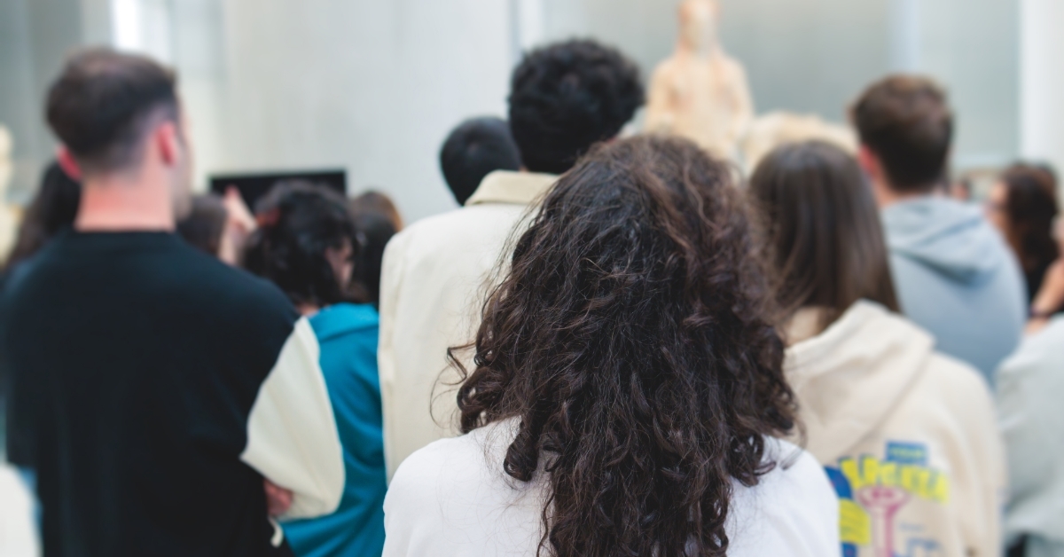 students visiting gallery museum with guide