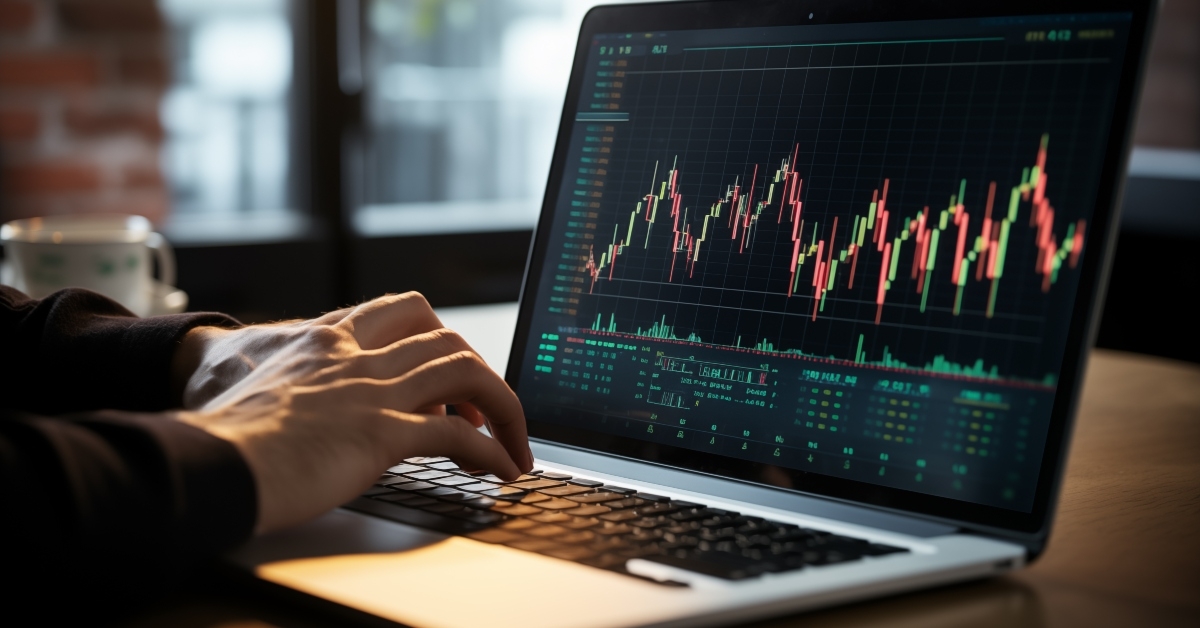  analyst using laptop analytics