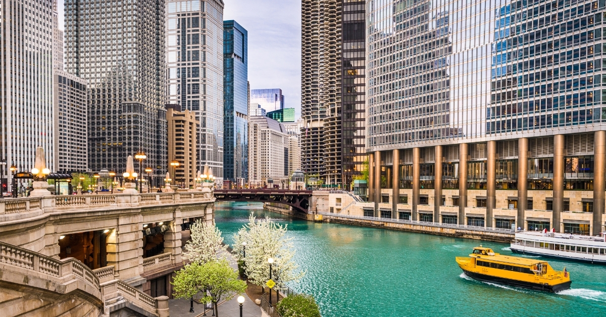 sightseeing cruise besides chicago Illinois skyline