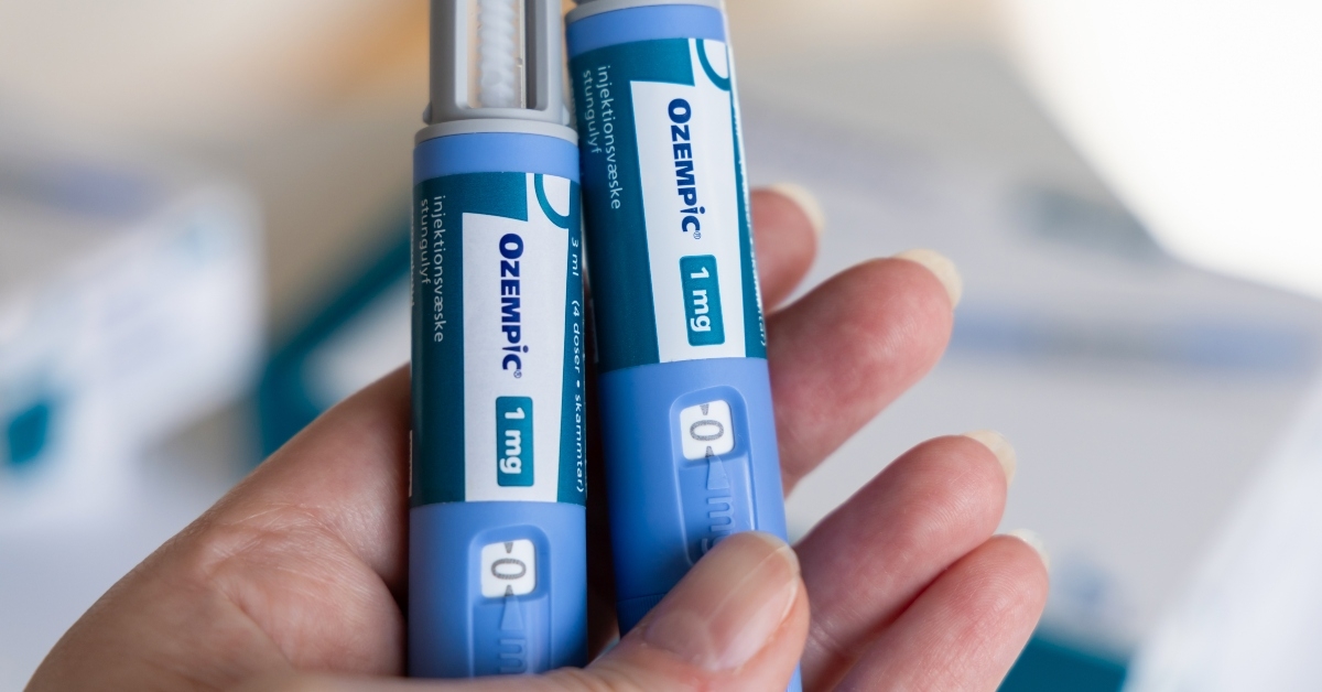 hand holding ozempic insulin