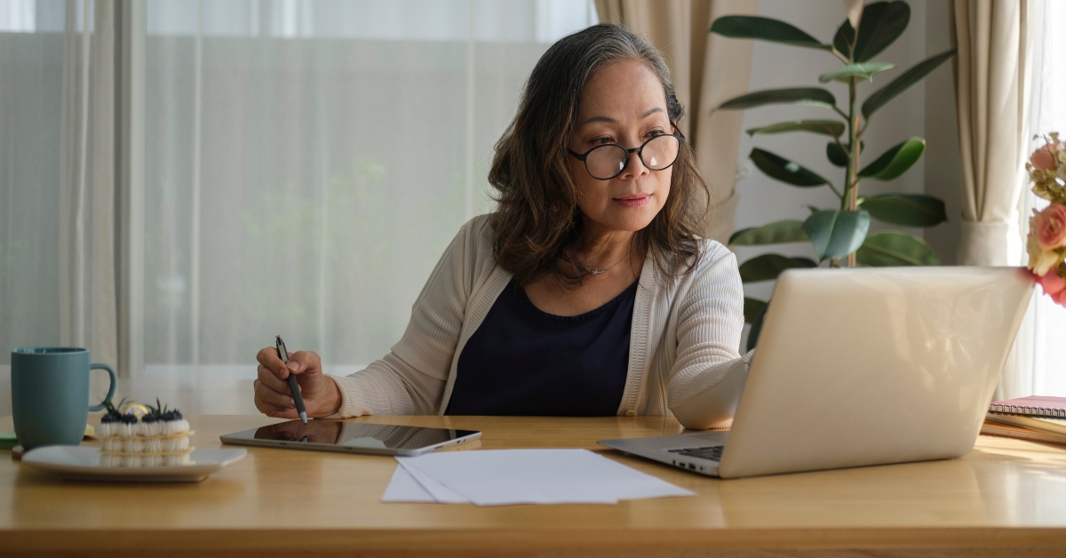 woman is watching business training