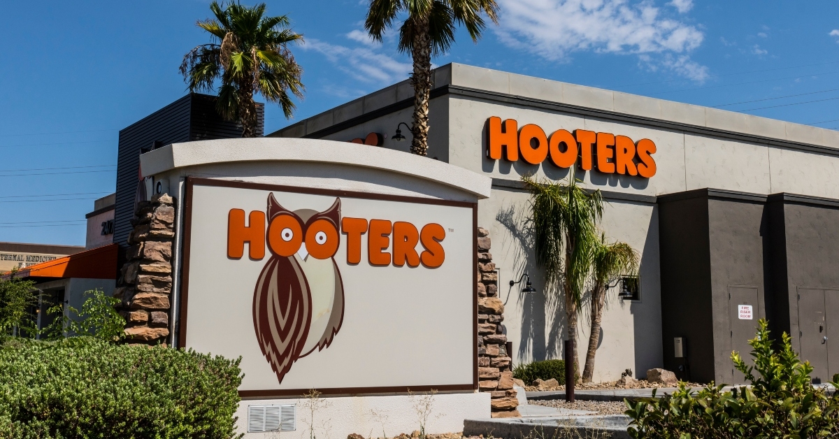 hooters dine in restaurant