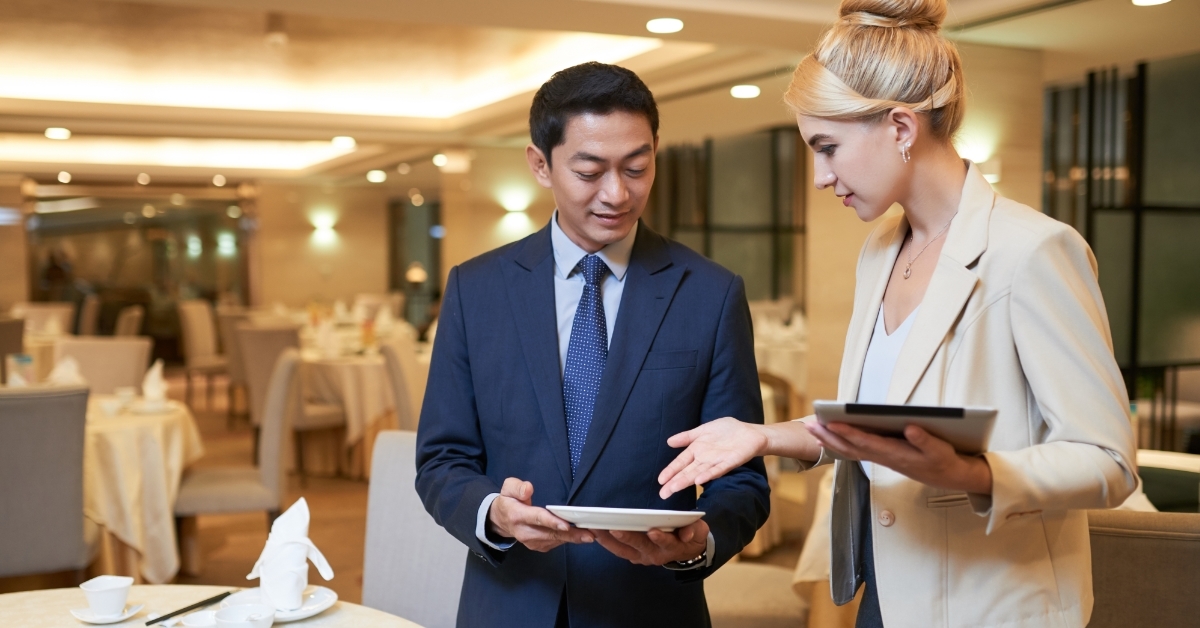 event planner choosing tableware with client