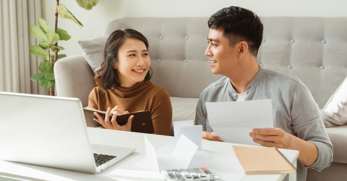 happy couple with laptop 