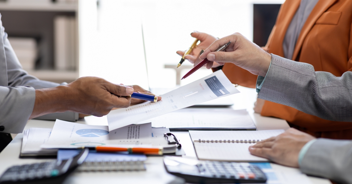 Team of colleagues discussing business
