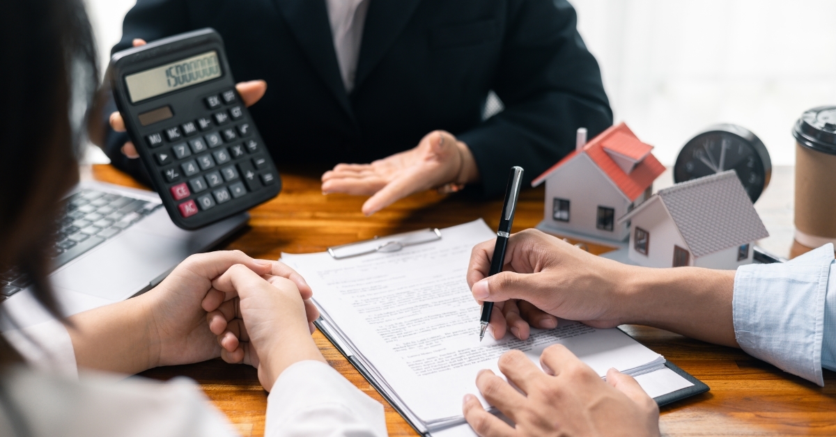 realtor calculating mortgage expenses for client