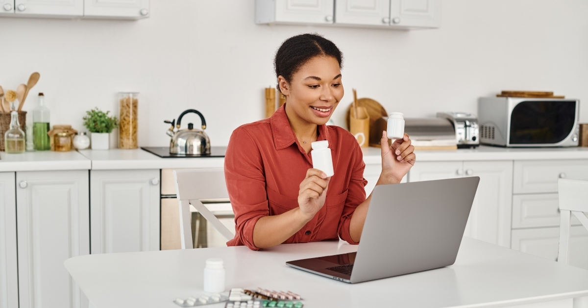 dietitian showing bottles 