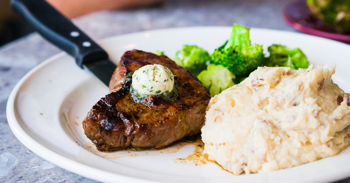 steak with mashed potatoes 
