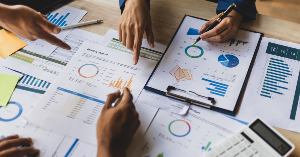 Financial consultants discuss investment