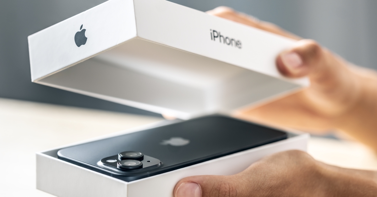 customer unboxing iphone at apple store