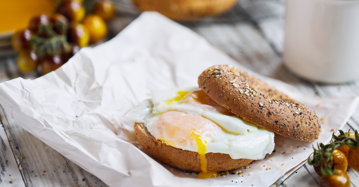 bagel sandwich with egg