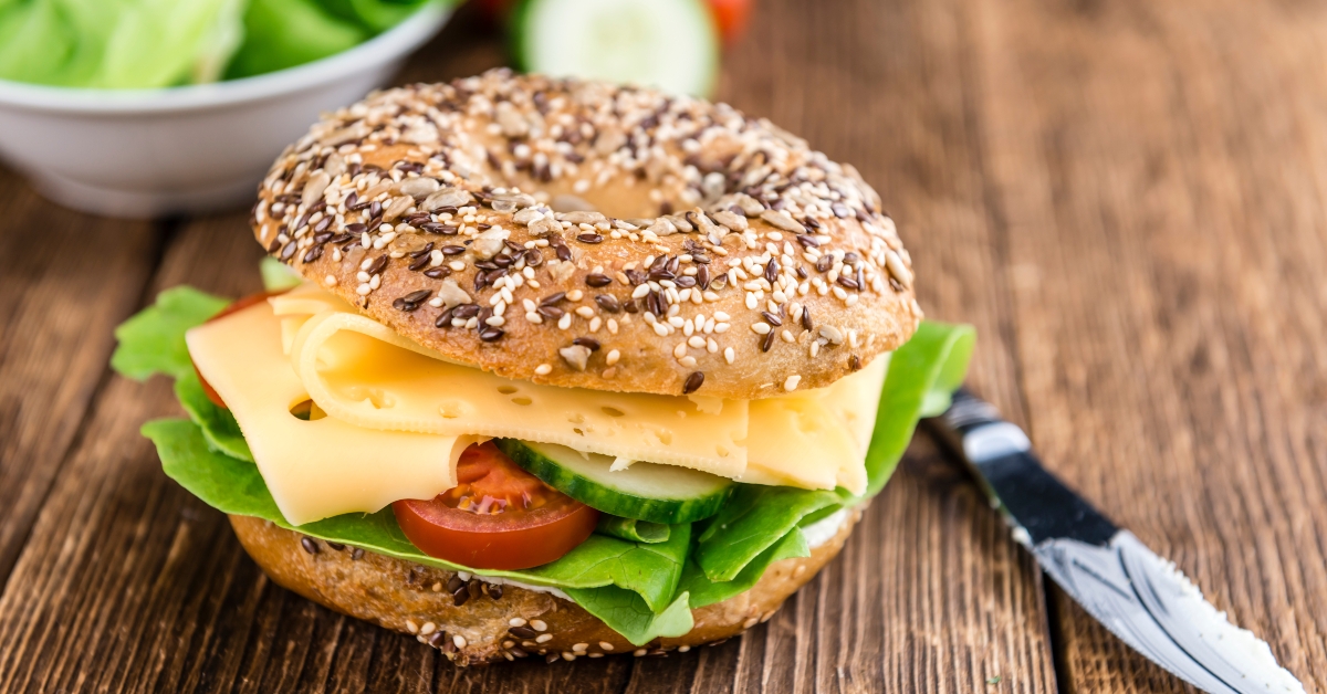 bagel with cheese (gouda)