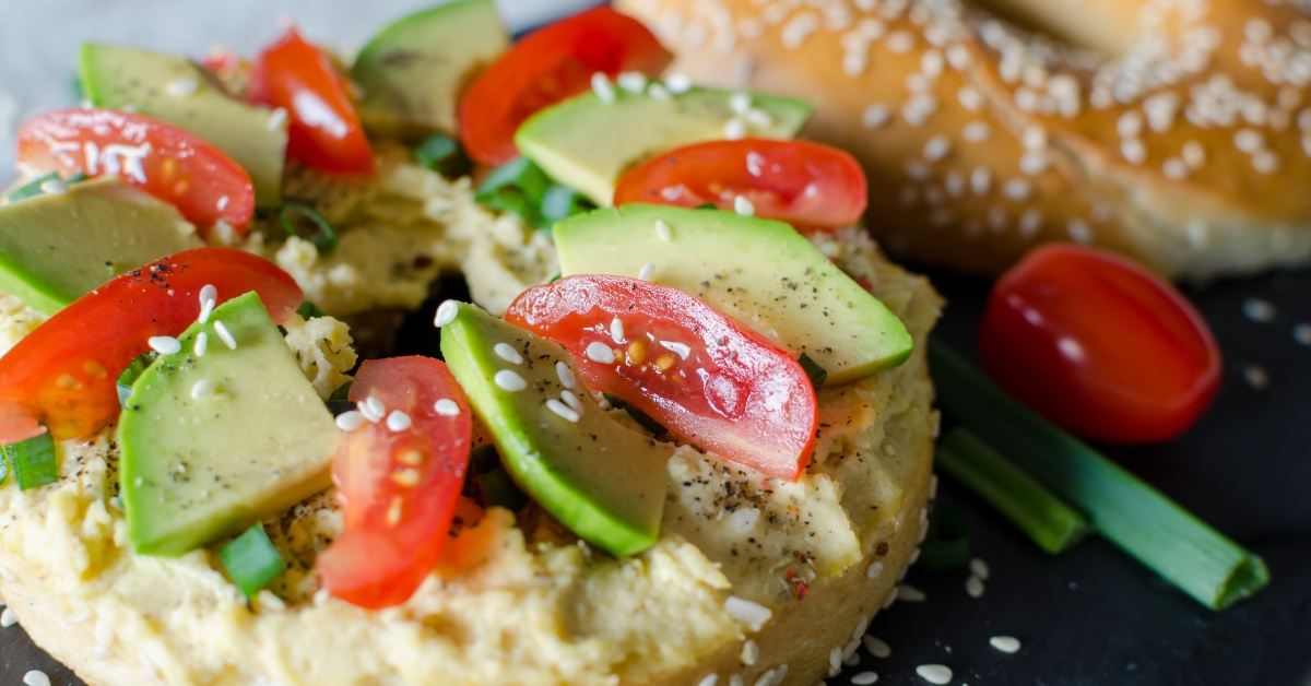 bagel with hummus