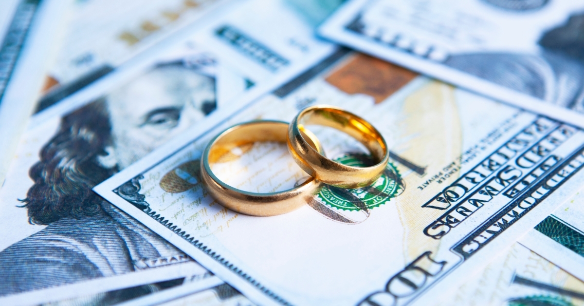 couple wedding rings on banknotes