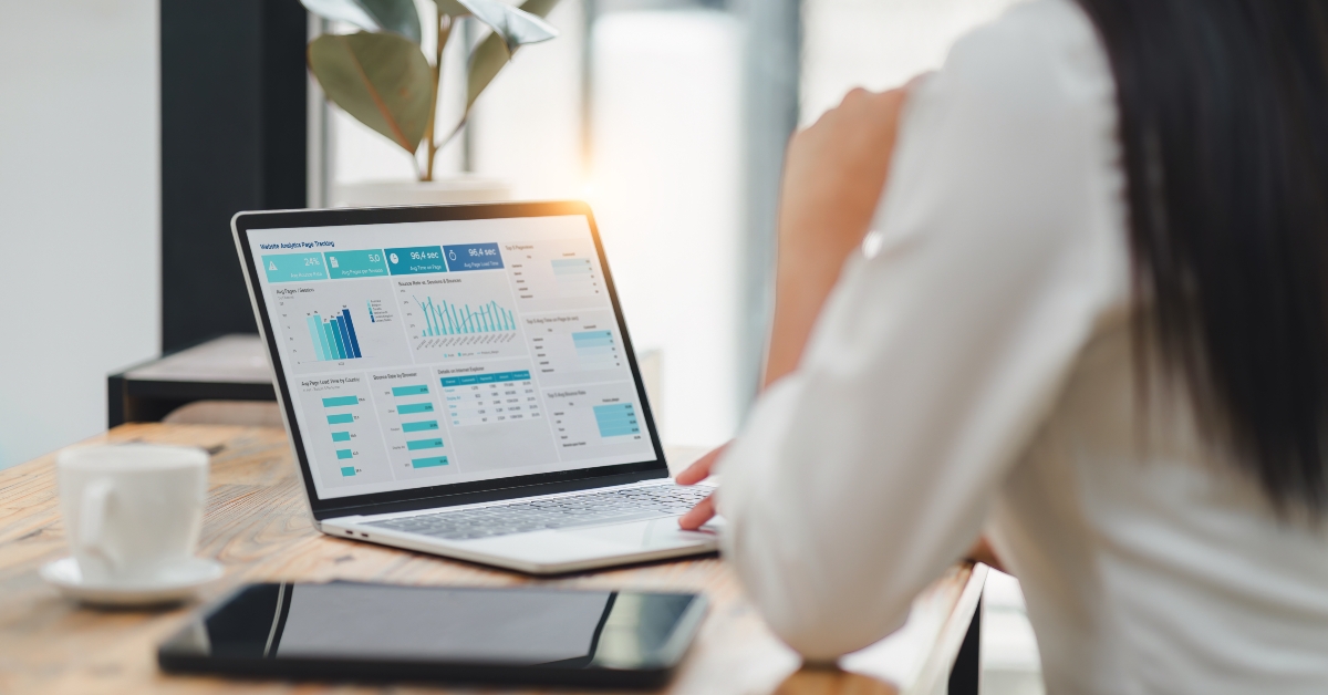 data analyst using data visualizations