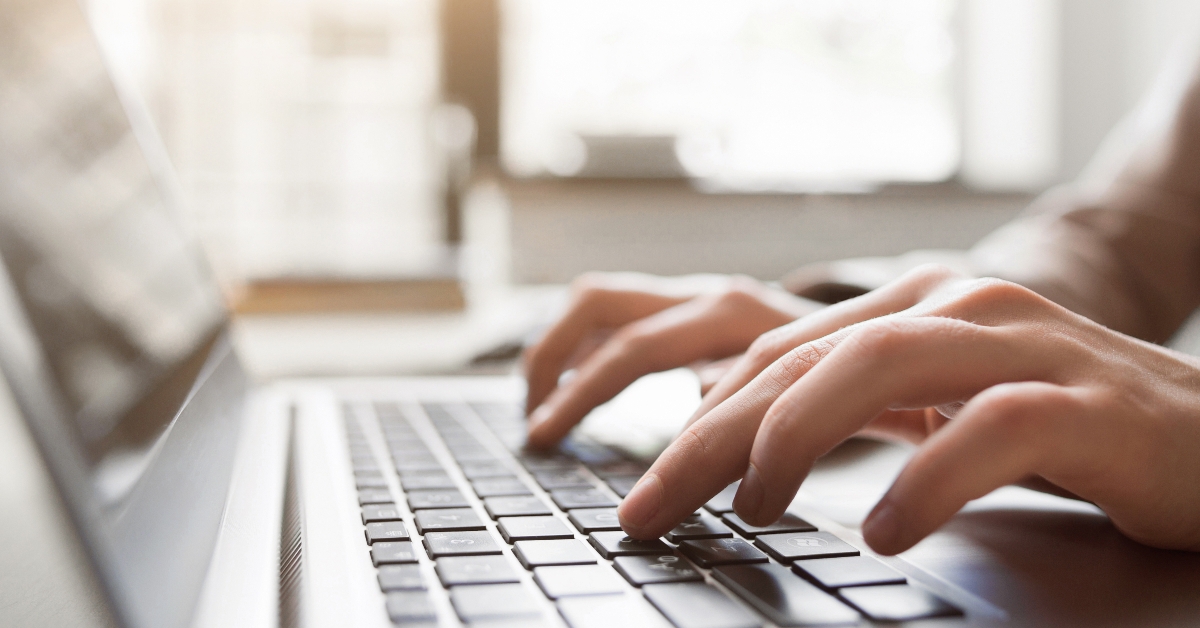 journalist writing new article