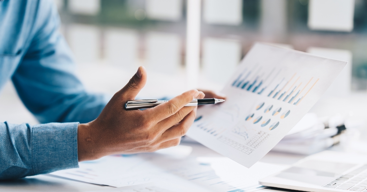 businessman explaining analytical graph at meeting