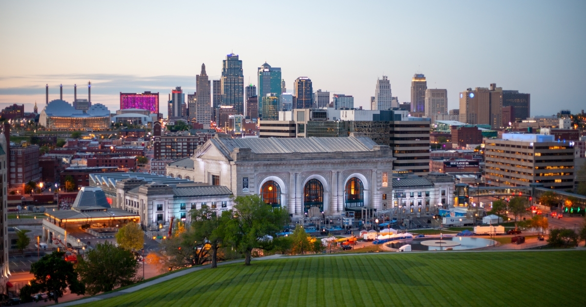 kansas city missouri skyline at evening 