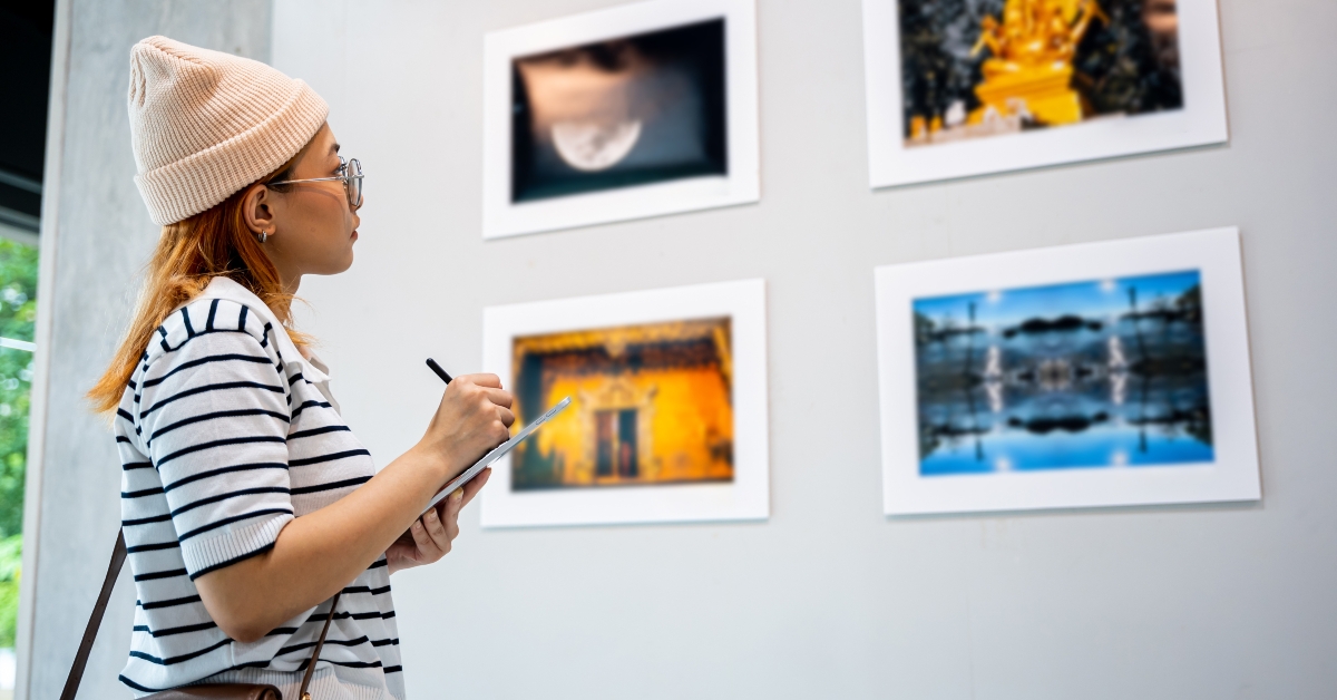 Asian woman note information