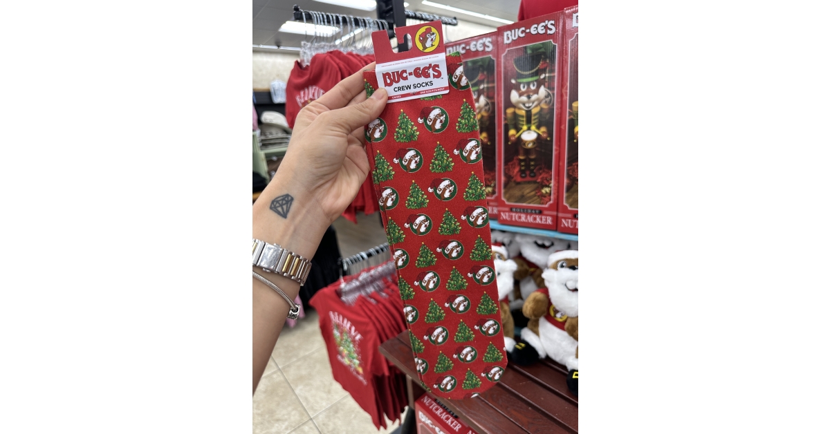 buc-ee’s christmas tree crew socks