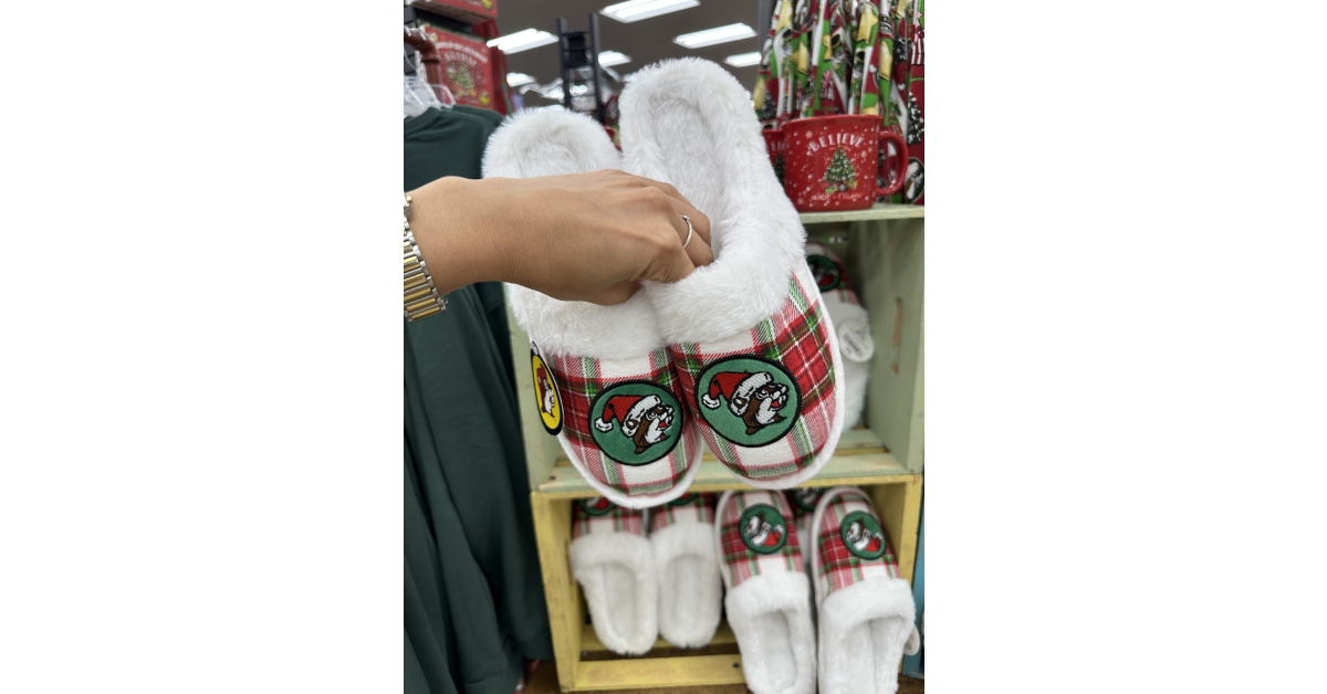 buc-ee’s plaid christmas slippers