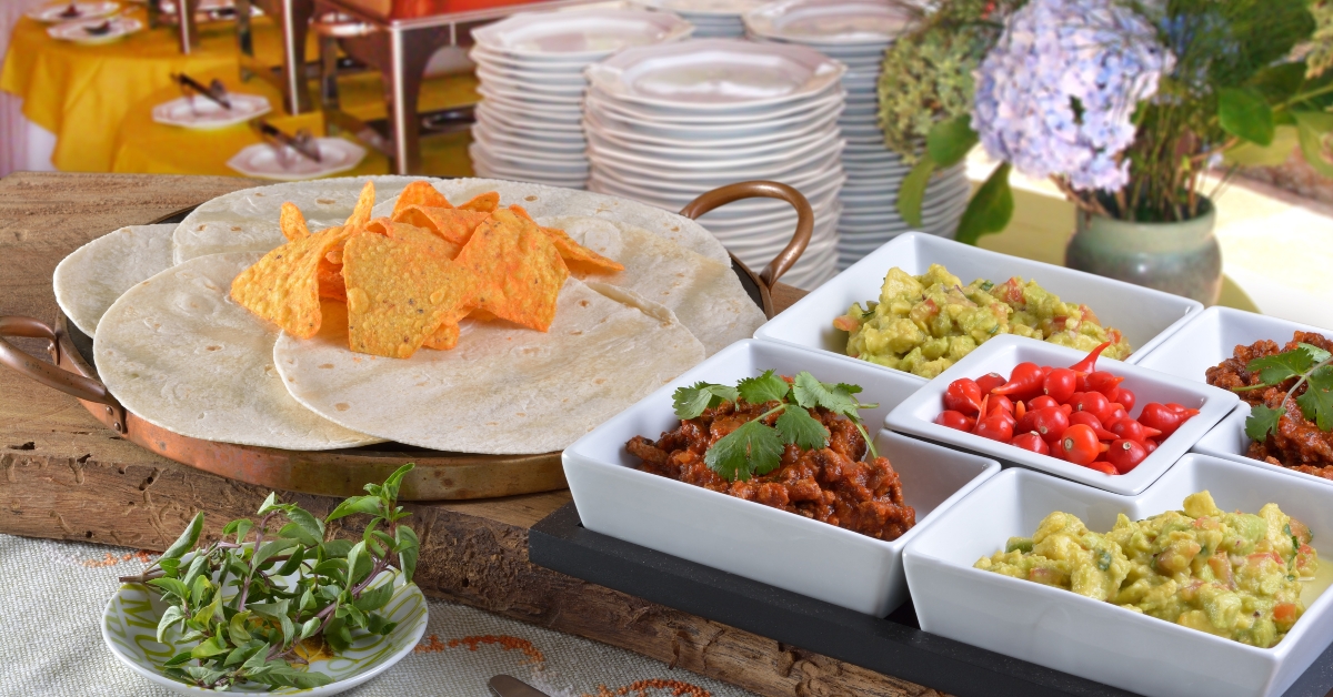 Chilli, guacamole, tortillas and nachos