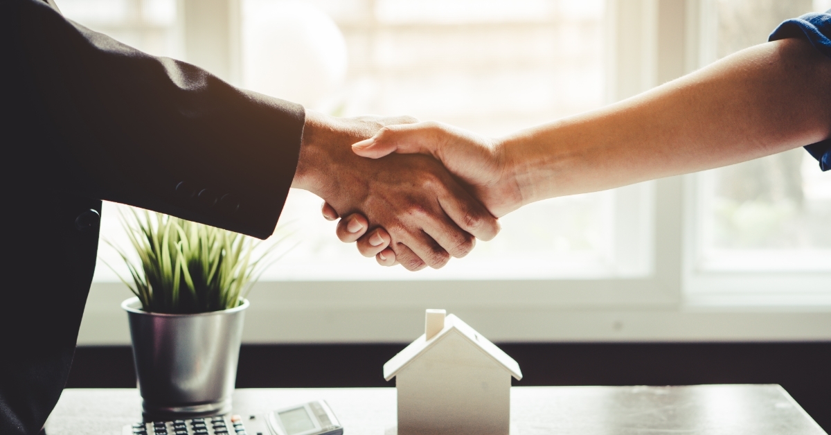 homeowner making deal with realtor