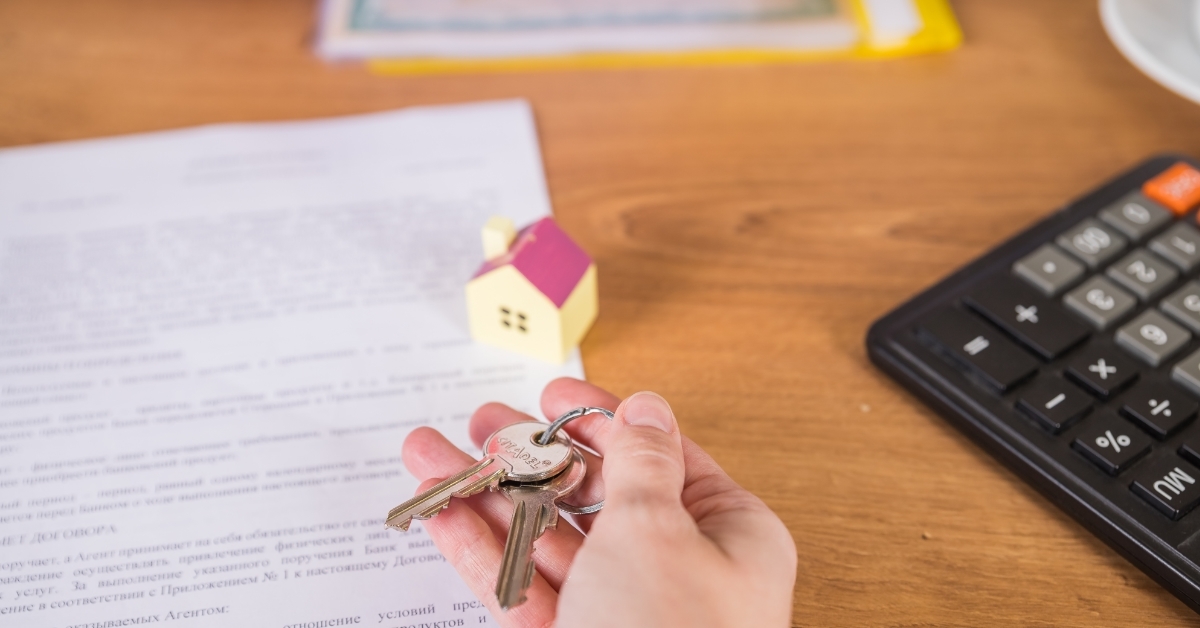 client receiving house keys from realtor