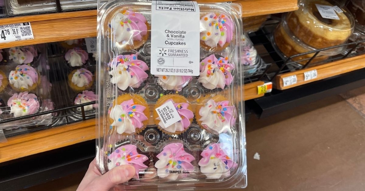 chocolate and vanilla cupcakes