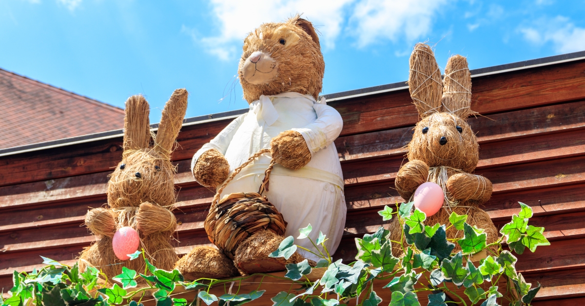 easter decoration-bunnies-eggs-house