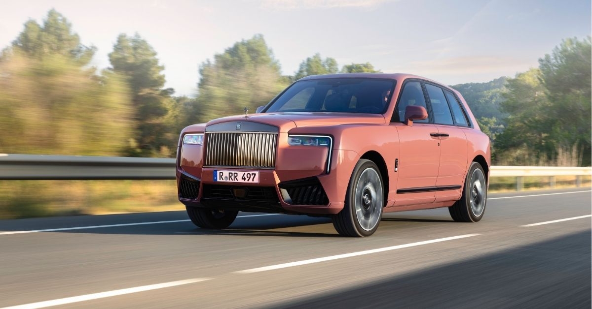 rolls royce cullinan running on street