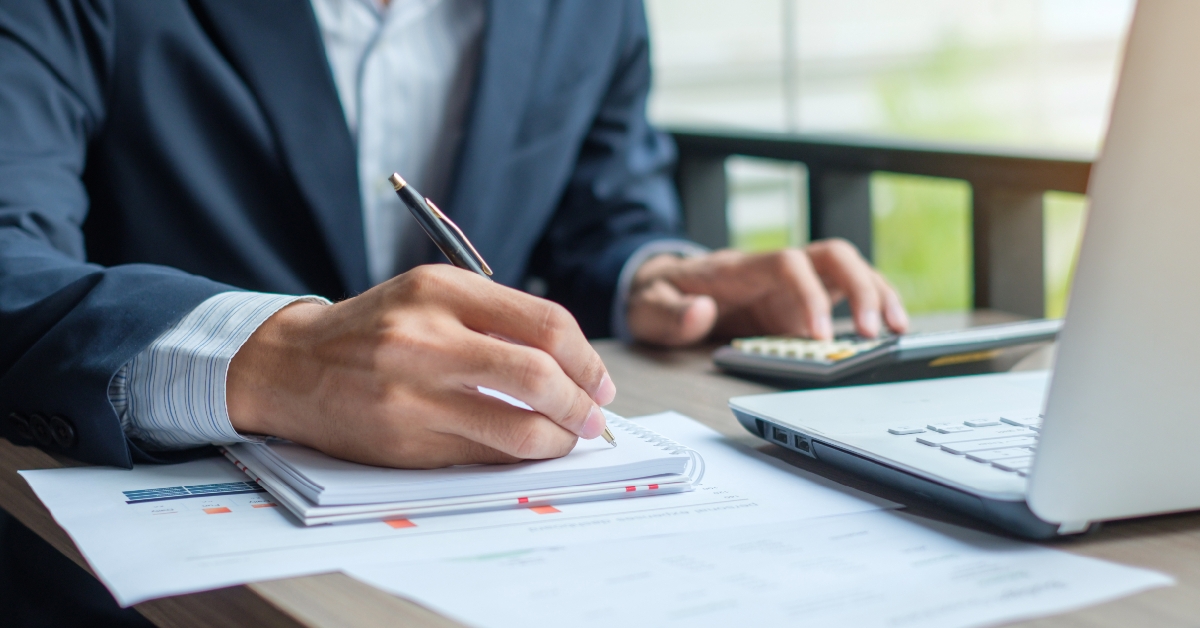 accountant calculate financial report