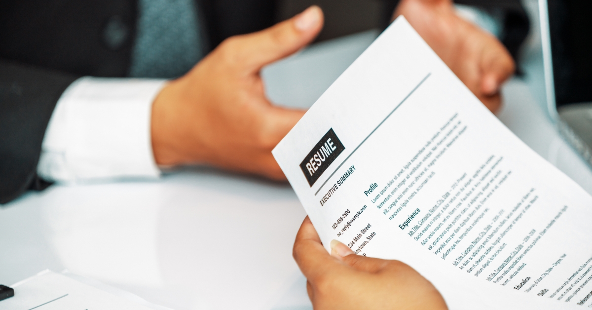 manager reads resume