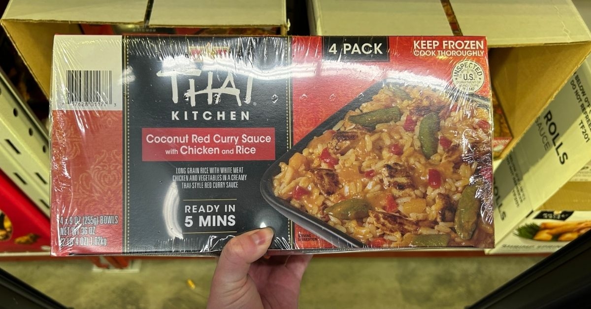 thai kitchen coconut red curry sauce with chicken and rice