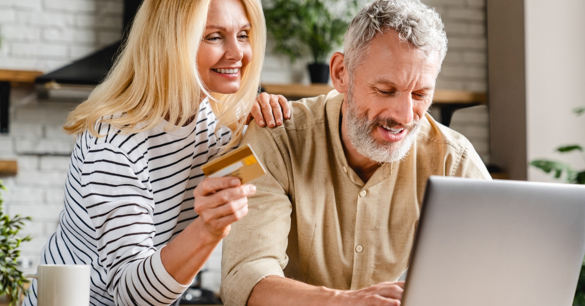 couple using credit card 