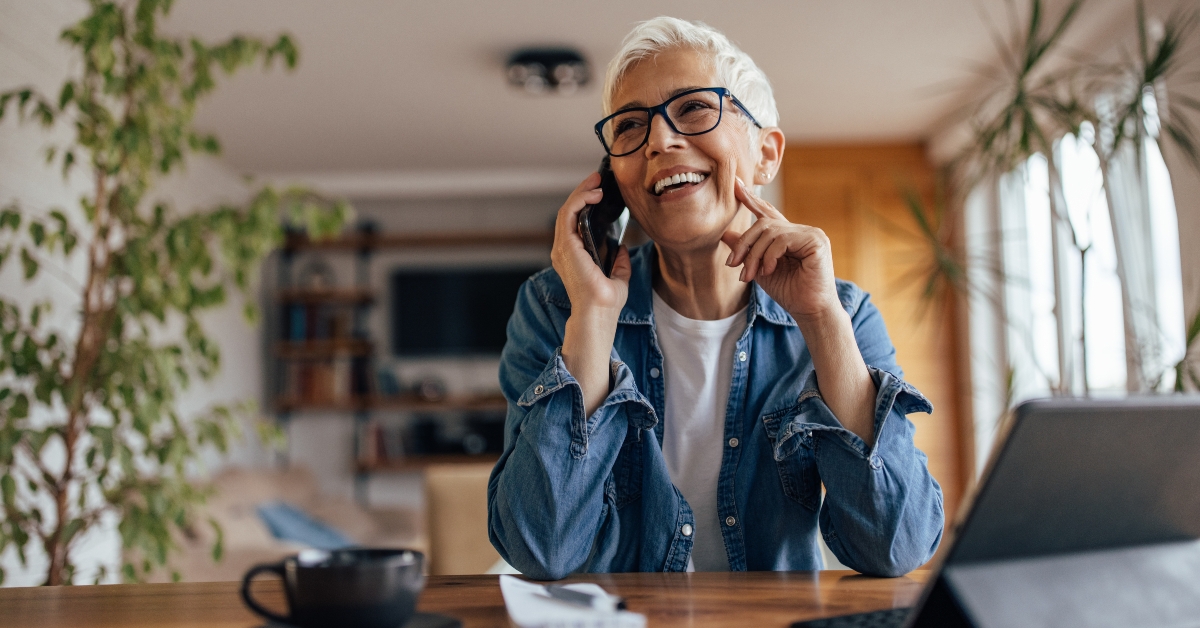 businesswoman talking to her superior over the phone