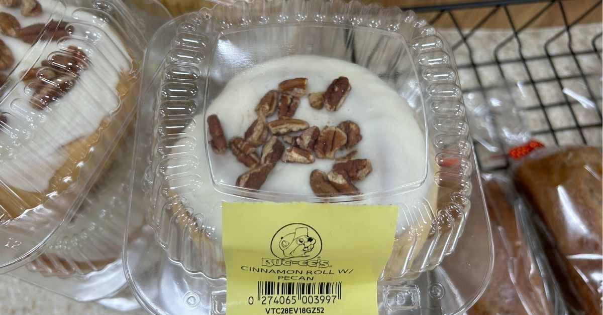 cinnamon roll with pecans