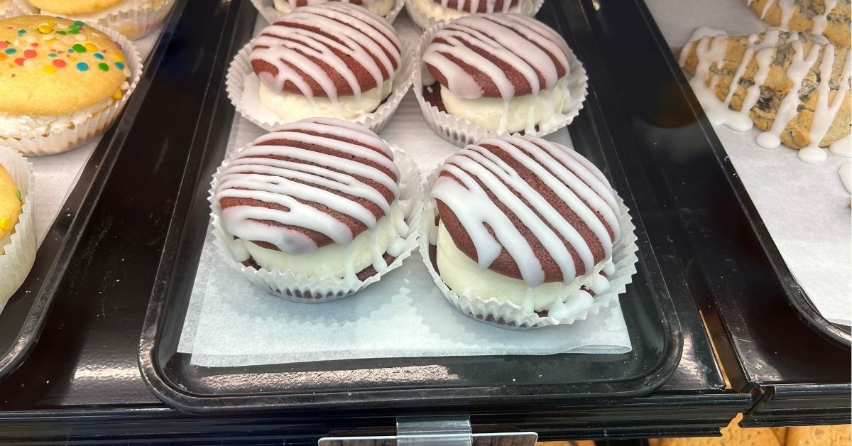red velvet whoopie pie