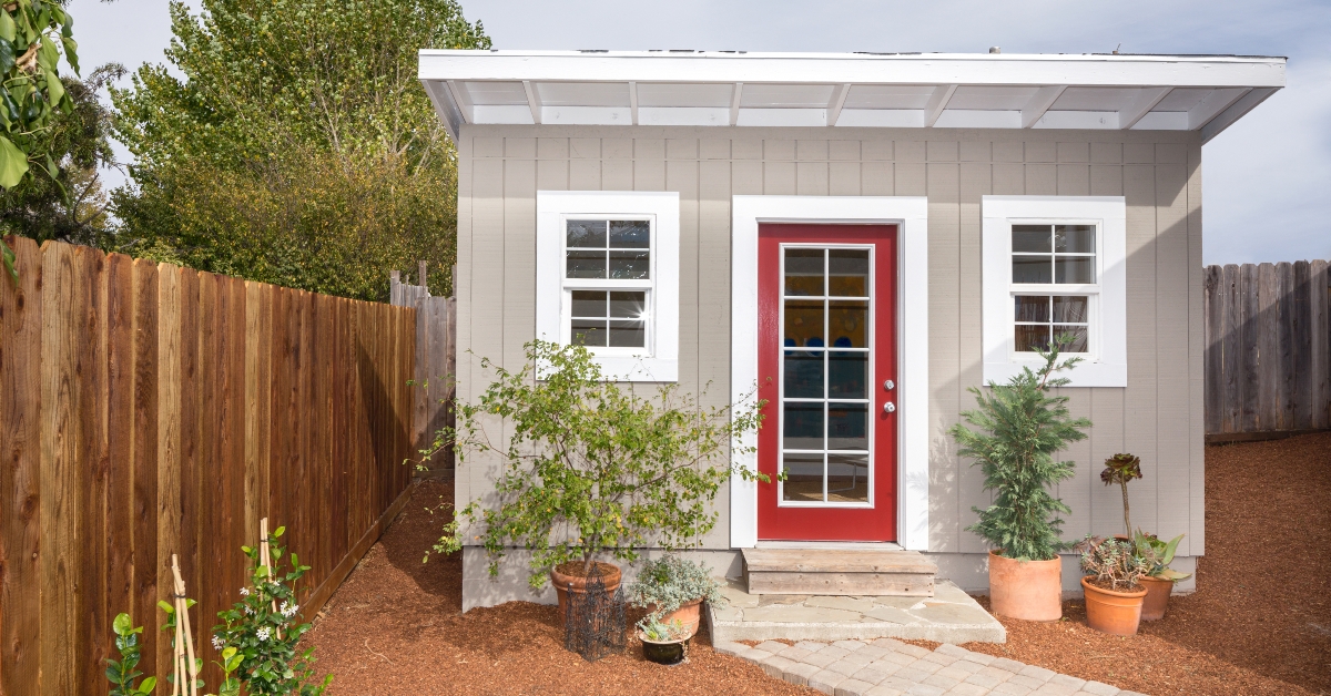Amazing guest house in the back yard.
