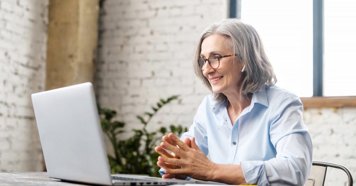 senior businesswoman sitting at the desk using laptop