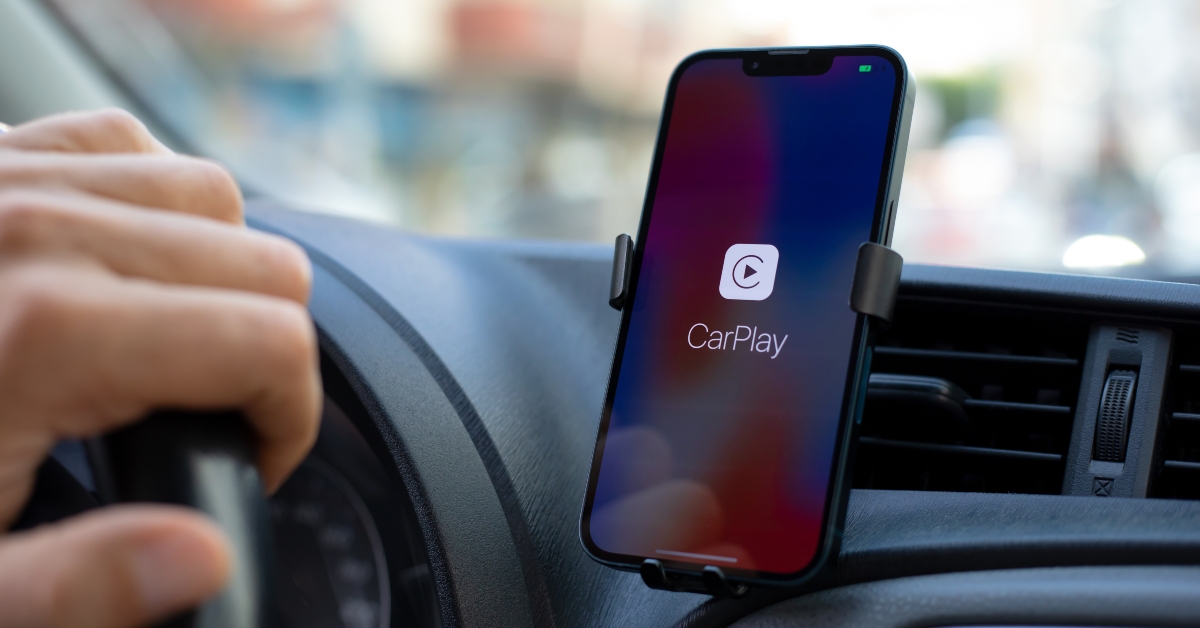 man hands and apple iphone 14