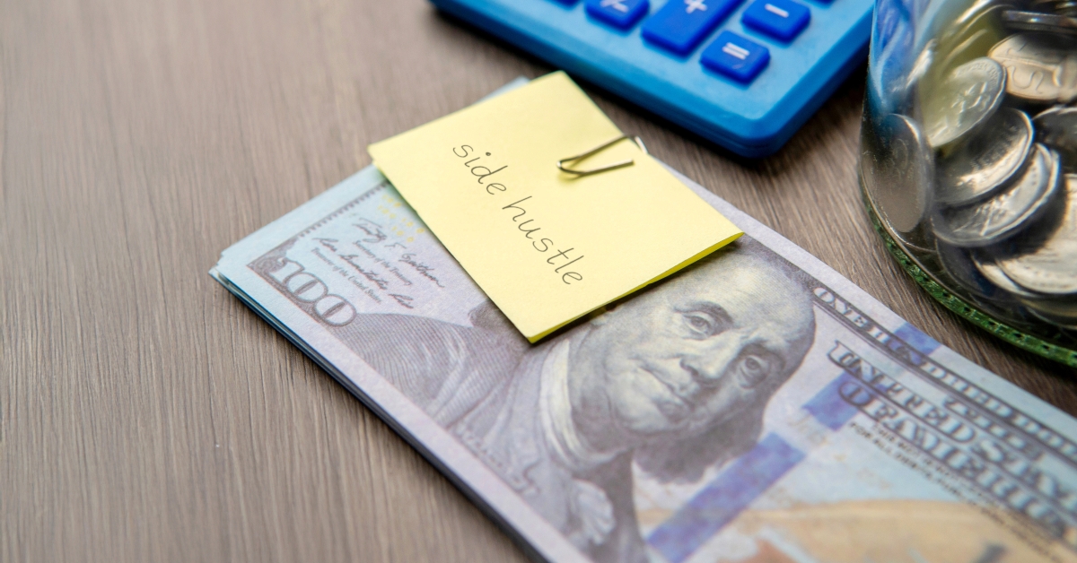 sticky note with the words side hustle
